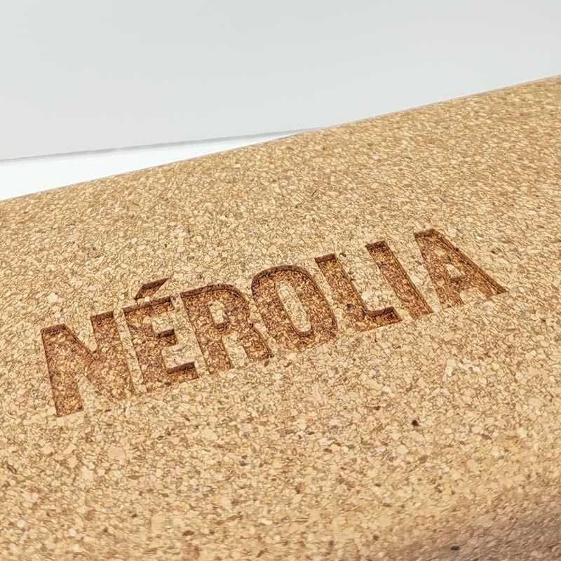 marca logo en bajo relieve hundido sobre corcho